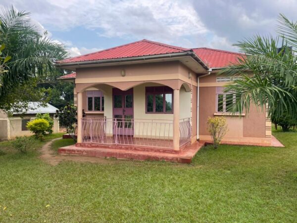 5 BEDROOM  HOUSE NEXT TO AIRFIELD IN AYIVU