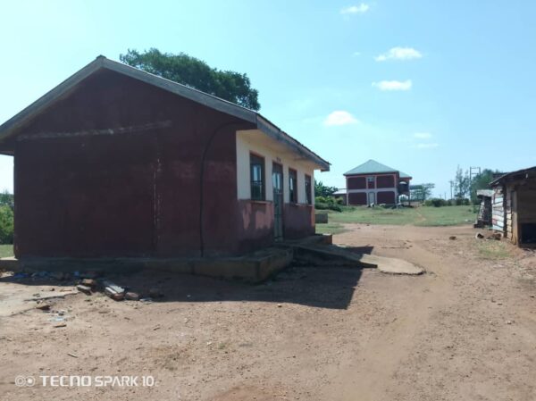 50 ACRES OF LAND WITH A SCHOOL AND HOSPITAL IN KYENJOJO. - Image 10